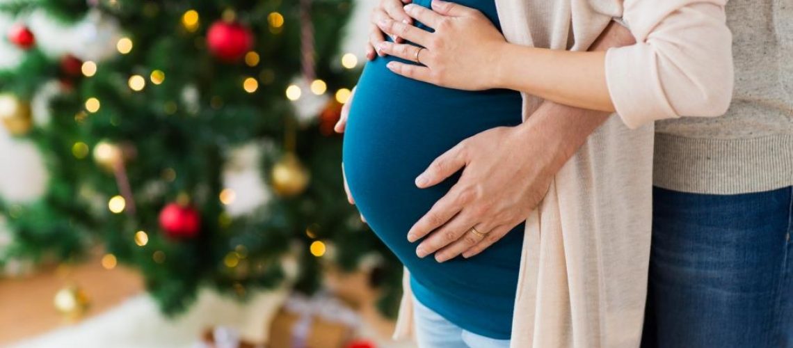 man-and-pregnant-woman-home-at-christmas-P5L4TU2